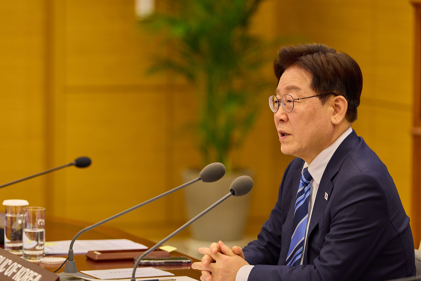 President Lee Jae Myung takes part in an international summit led by France and Britain to discuss the freedom of navigation in the Strait of Hormuz at the Blue House in central Seoul on April 17. The summit was attended by some 50 countries. [BLUE HOUSE]