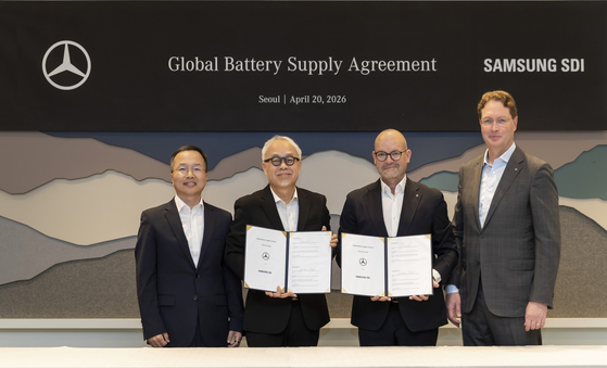 Executives from Mercedes-Benz and Samsung SDI, including Mercedes-Benz Chairman Ola Kallenius, far right, and Samsung SDI CEO Choi Joo-sun, second from left, take a photo after signing a battery supply deal in southern Seoul on April 20. [MERCEDES-BENZ KOREA]