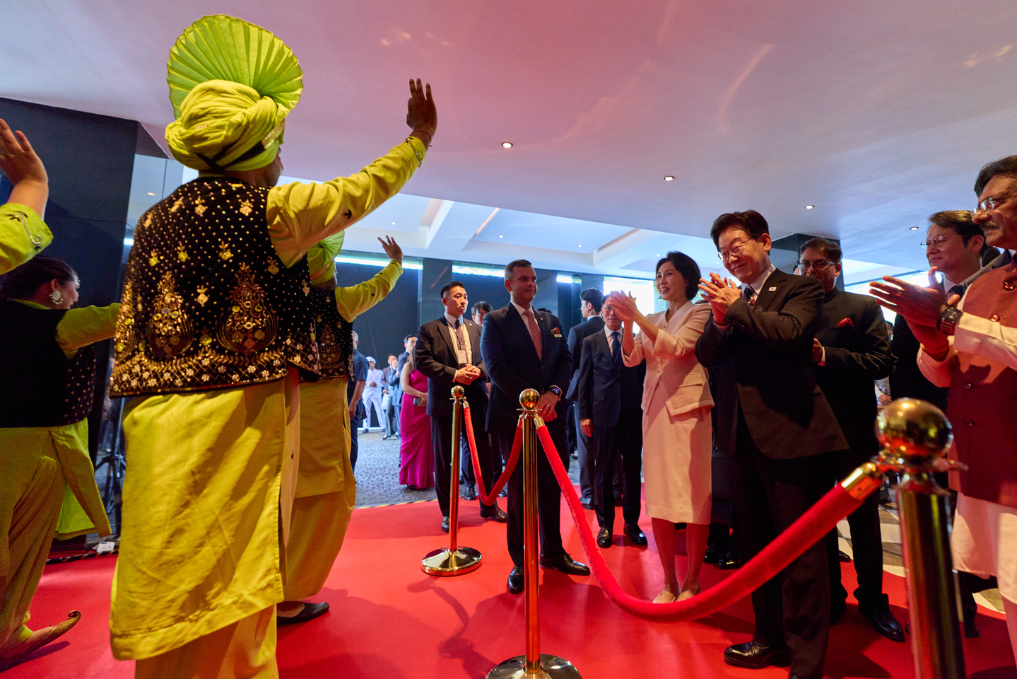 President Lee Jae Myung, right, and first lady Kim Hea Kyung watch a traditional Indian dance after arriving at a hotel in New Delhi on April 19 as they begin their three-day state visit to India. [JOINT PRESS CORPS]