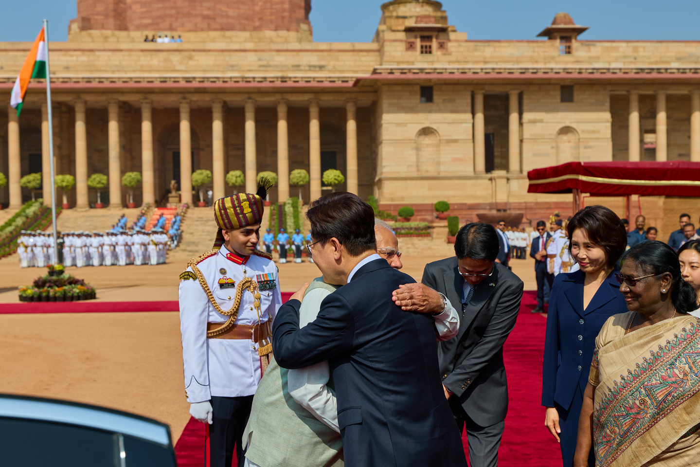 President Lee Jae Myung, right and Indian Prime Minister Narendra Modi embrace at an official welcome ceremony at the Rashtrapati Bhavan, the presidential palace, ahead of their summit talks in New Delhi, India, on April 20. [BLUE HOUSE]