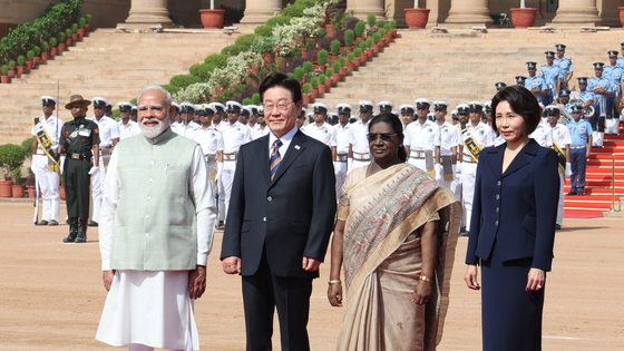 Korean President Lee Jae Myung, second from left, and Indian Prime Minister Narendra Modi, left, accompanied by Lee's spouse Kim Hea Kyung, right, and India's President Droupadi Murmu, second from right, inspect an honor guard during a welcome ceremony at the Rashtrapati Bhavan in New Delhi on April 20. [JOINT PRESS CORPS]