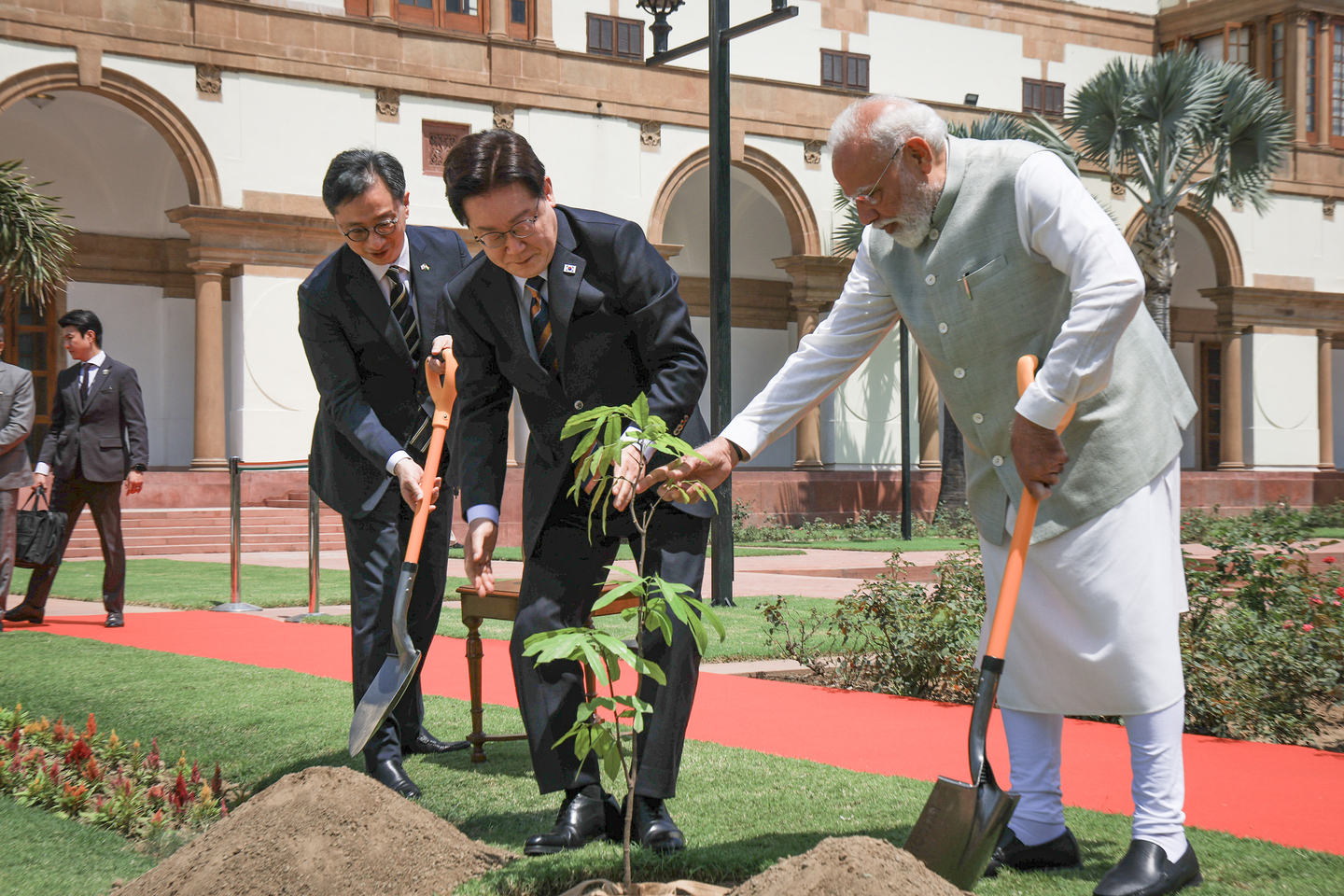 Korean President Lee Jae Myung, left, and Indian Prime Minister Narendra Modi plant a ceremonial tree ahead of their bilateral summit at the Hyderabad House in New Delhi on April 20. [JOINT PRESS CORPS]