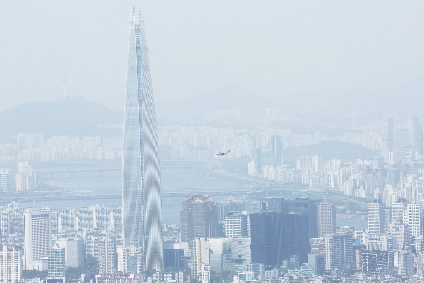Seoul appears hazy from Namhansanseong, a historic mountain fortress, in Gwangju, Gyeonggi, on April 21, as the level of yellow dust leads to fine dust advisories being issued across much of the country. [YONHAP]