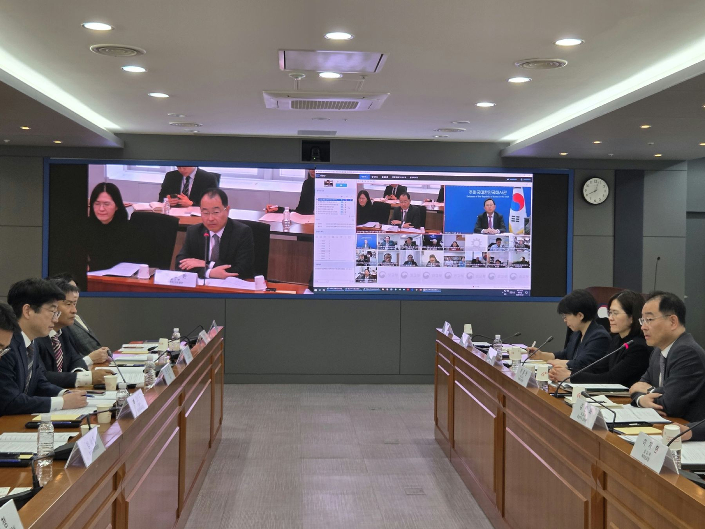 Officials from the Ministry of Foreign Affairs and the Ministry of National Defense, the Defense Acquisition Program Administration and officials from Korean diplomatic missions in North America, who joined via video links, hold an interagency meeting on defense industry cooperation in Seoul on April 21. [MINISTRY OF FOREIGN AFFAIRS]