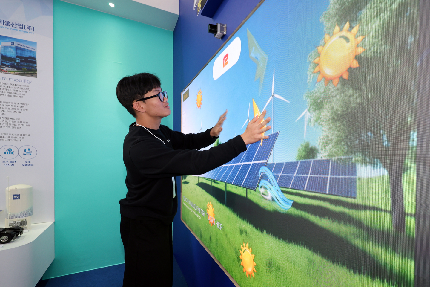 A visitor tries a game themed on renewable energy during the United Nations Framework Convention on Climate Change’s Climate Week and Korea’s Green Transformation Week in Yeosu, South Jeolla, on April 20. [YONHAP] 