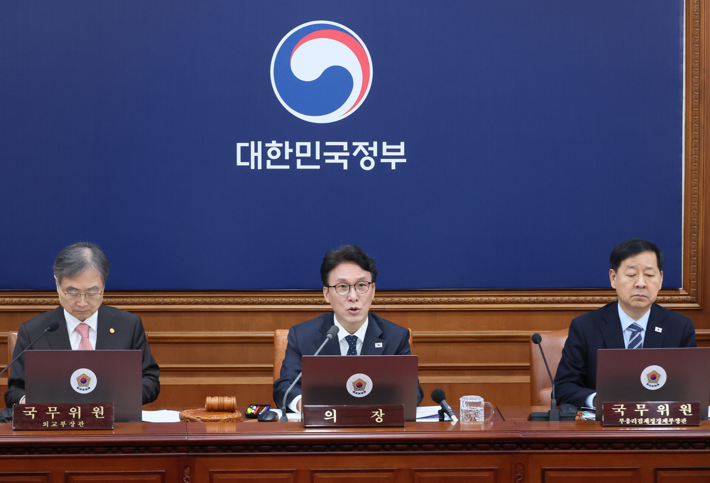 Prime Minister Kim Min-seok, center, presides over an Cabinet meeting at the Government Complex in Jongno District, central Seoul, on March 30. [YONHAP]