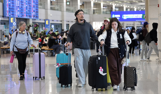 Foreign visitors arrive at Incheon International Airport on March 19. [NEWS1] 