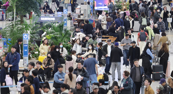 Passengers arrive at Incheon International Airport on March 19. [NEWS1] 