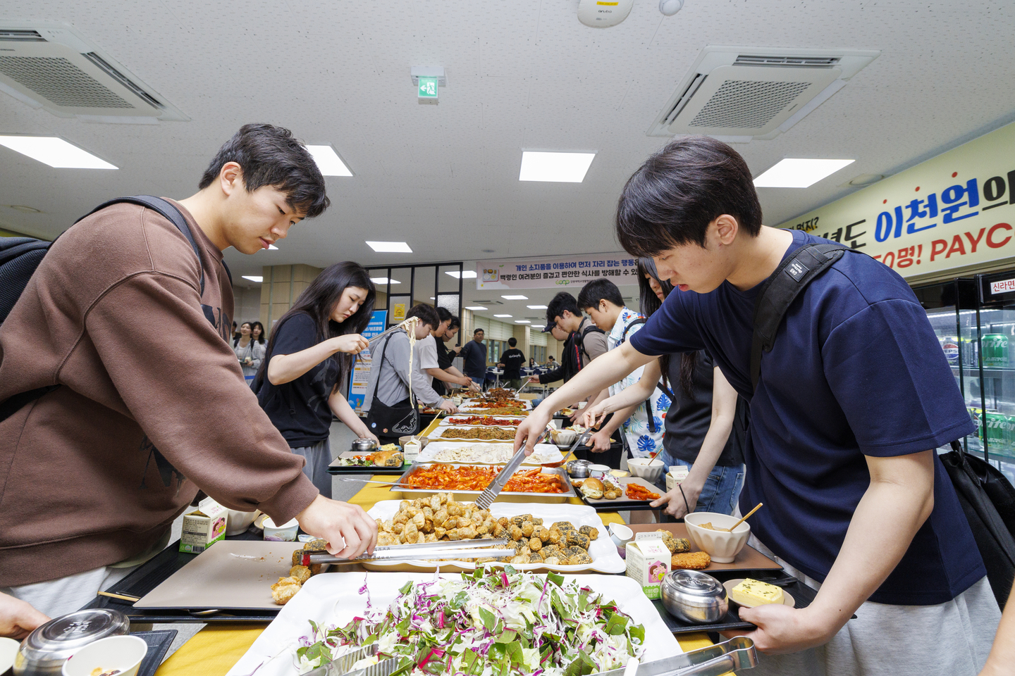 Kangwon National University students take food at the 2,000-won dinner program that was offered at the university in 2025. [KANGWON NATIONAL UNIVERSITY]