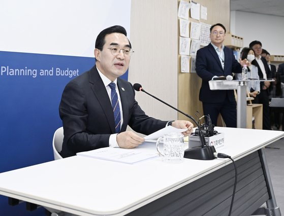 Park Hong-keun, minister of planning and budget, speaks at a briefing with reporters at the Government Complex Sejong on April 21. [YONHAP] 