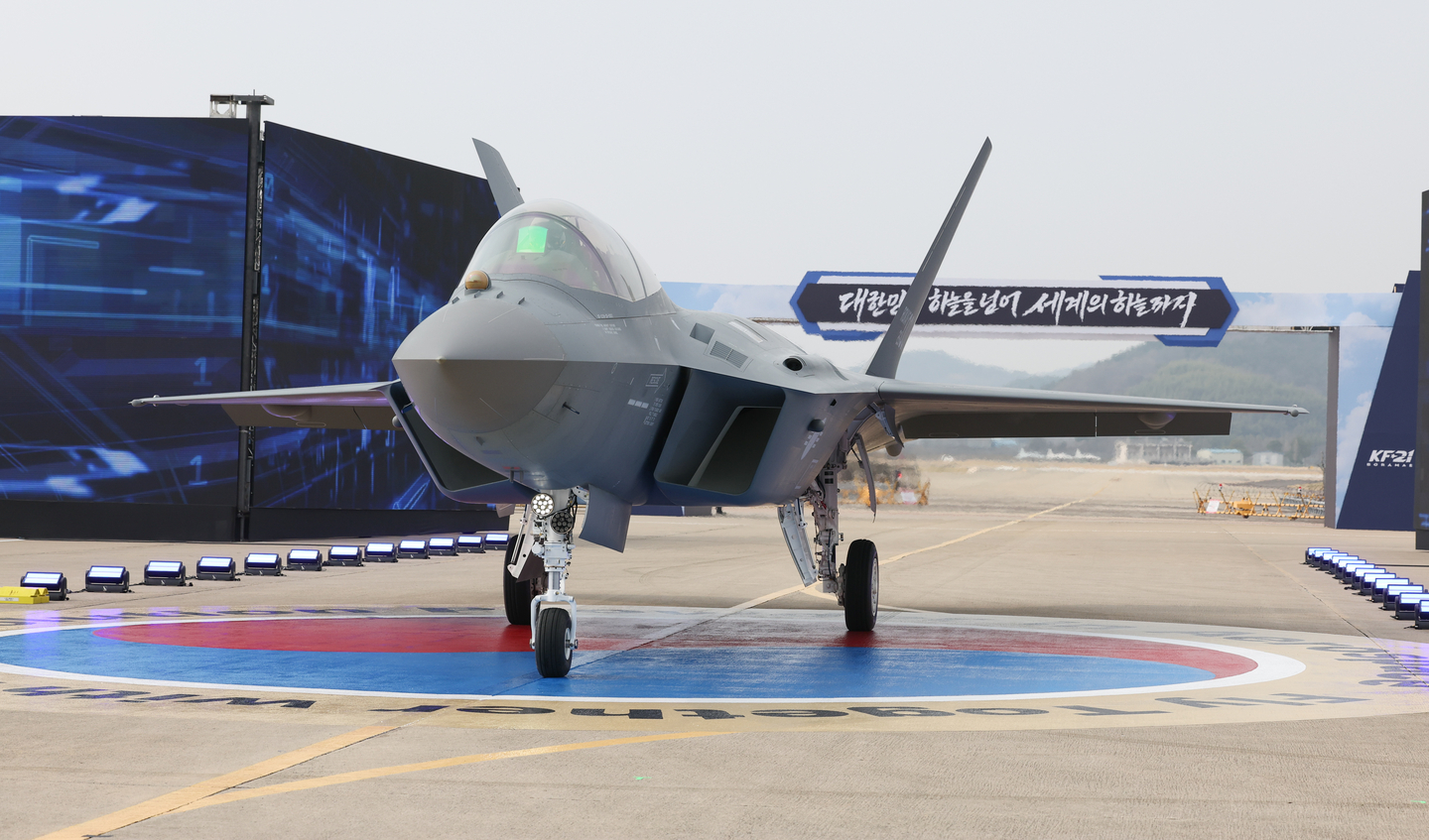 The KF-21 fighter jet at its launch ceremony on March 25 at the Korea Aerospace Industries headquarters in Sacheon, South Gyeongsang. [NEWS1]