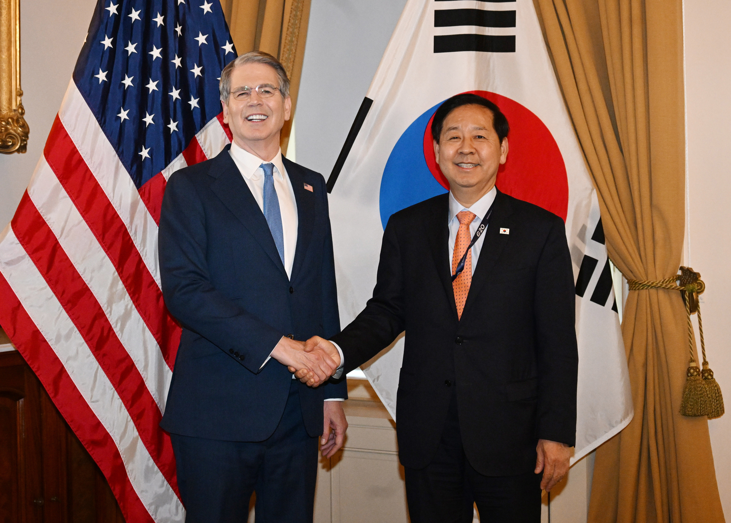 Korean Finance Minister Koo Yun-cheol shakes hands with U.S. Treasury Secretary Scott Bessent in Washington on April 17. [MINISTRY OF FINANCE AND ECONOMY]