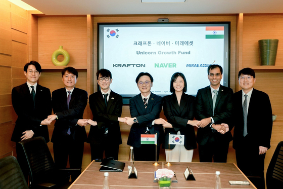 Industry Minister Kim Jung-kwan, center; Naver CEO Choi Soo-yeon, third from right; and Krafton CEO Kim Chang-han, third from left, pose for a photo during an event to introduce the "Unicorn Growth Fund" in New Delhi on April 21. [YONHAP]