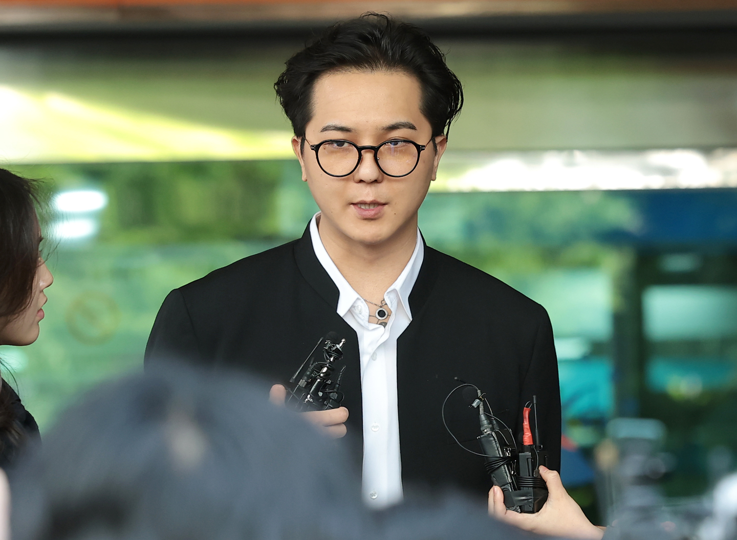 Song Min-ho, member of K-pop boy band Winner, leaves the Seoul Western District Court in Mapo District, western Seoul, on April 21. [NEWS1]