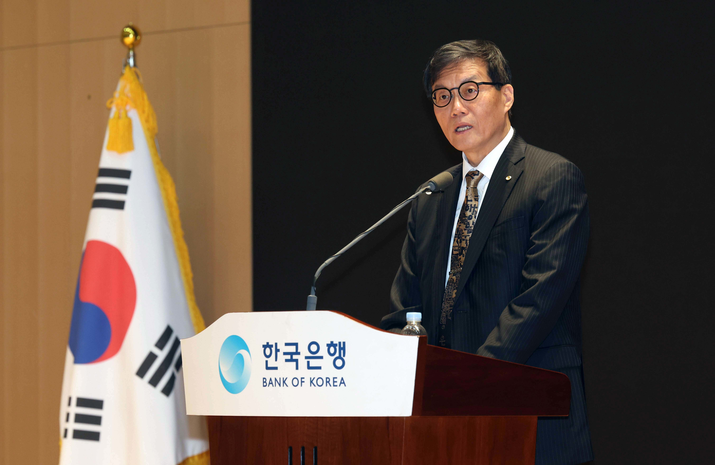 Rhee Chang-yong, the now ex-governor of the Bank of Korea, delivers his farewell address at a ceremony held at the central bank’s headquarters in Jung District, Seoul, on April 20. [NEWS1]
