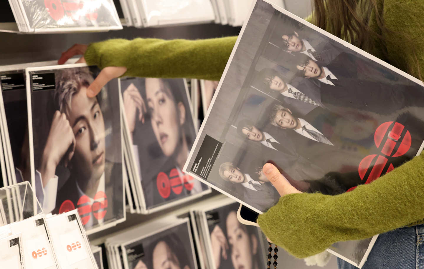 A person grabs BTS's album ″Arirang″ at a K-pop merchandise store in central Seoul on April 13. [NEWS1]