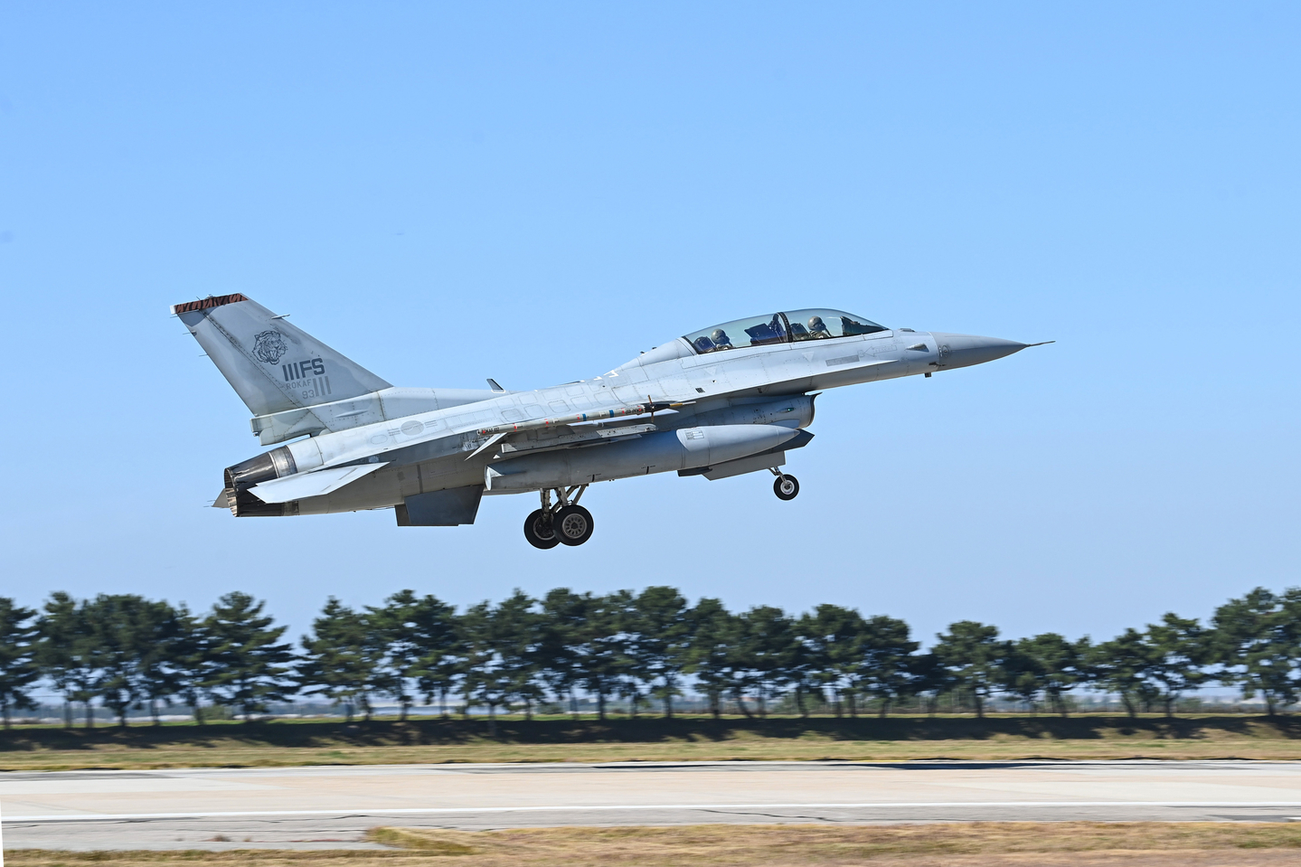 A KF-16 fighter jet takes off in a mission on Nov. 3, 2025. [NEWS1]