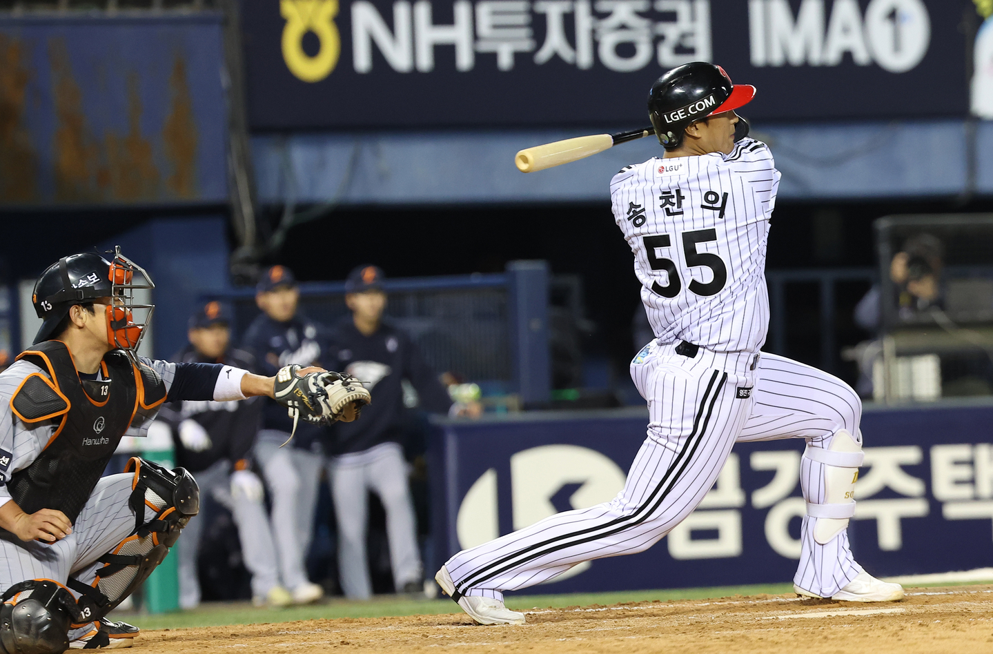 LG Twins’ Song Chan-eui hits a two-run single with one out and runners on second and third in the bottom of the fourth inning against the Hanwha Eagles in a 2026 Shinhan SOL KBO League game at Jamsil Baseball Stadium in Songpa District, southern Seoul, on April 21. [NEWS1]