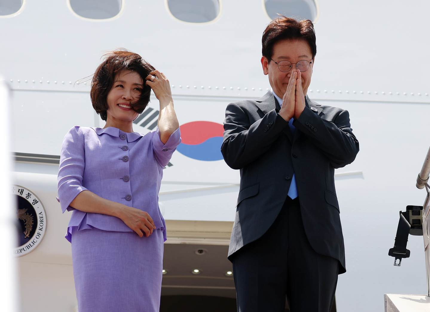 Korean President Lee Jae Myung, right, and first lady Kim Hea Kyung depart Palam Air Base in New Delhi on April 21, wrapping a three-day state visit to India. They head next to Vietnam, the second leg of a six-day tour. [JOINT PRESS CORPS]