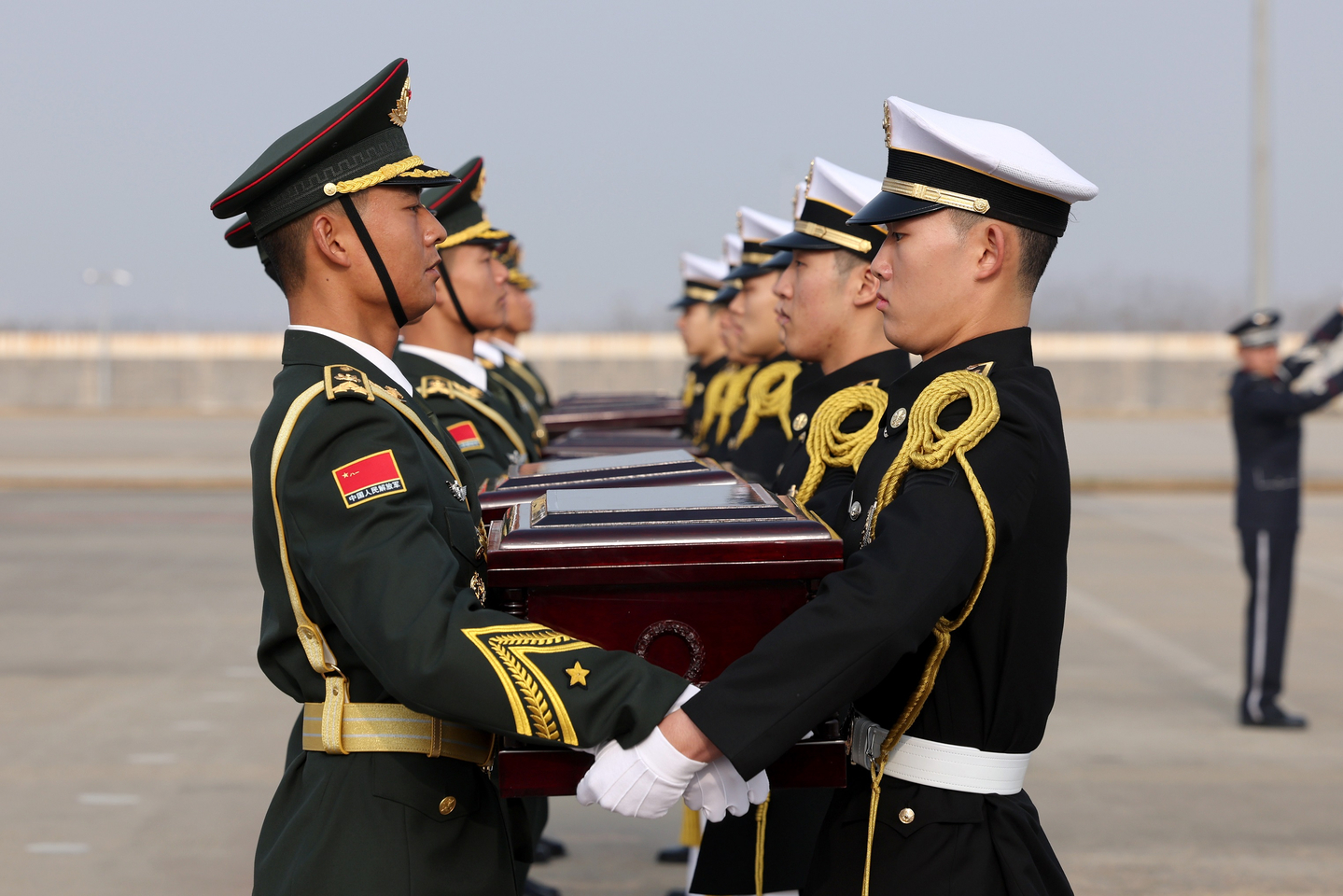 Honor guards from the Defense Ministry hand over the remains to Chinese representatives during the 10th repatriation ceremony for Chinese soldiers’ remains held at Incheon International Airport on Nov. 23, 2023. [YONHAP] 