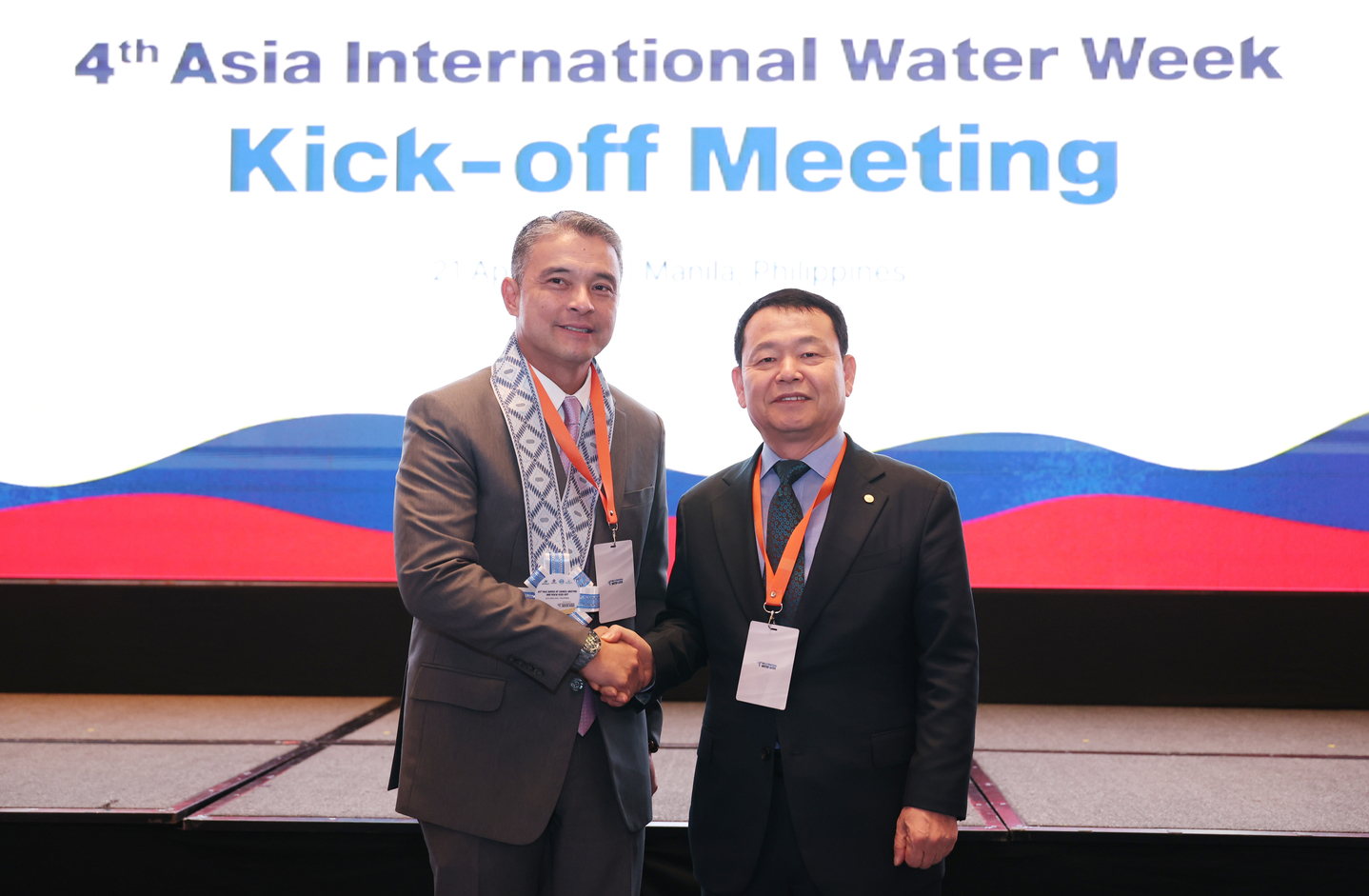 The state-owned Korea Water Resources Corporation CEO Yun Seog-dae, right, shakes hands with the Filipino Environment and Natural Resources Minister Juan Miguel Cuna in Manila on April 21. [KOREA WATER RESOURCES CORPORATION]