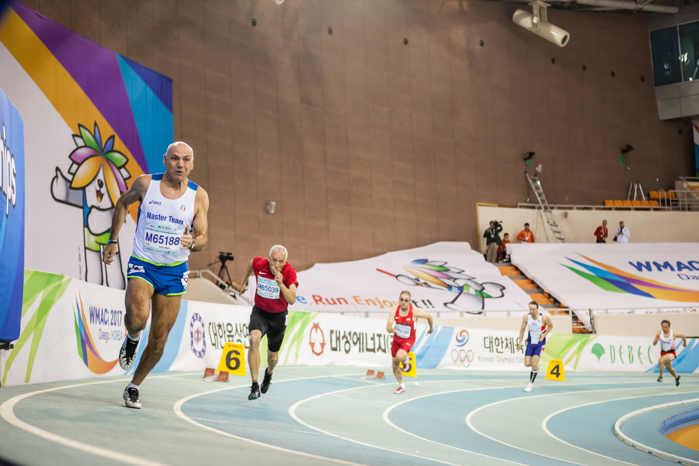 Athletes compete during the 2017 World Masters Athletics Championships in Daegu. [WORLD MASTERS ATHLETICS CHAMPIONSHIPS ORGANIZING COMMITTEE]