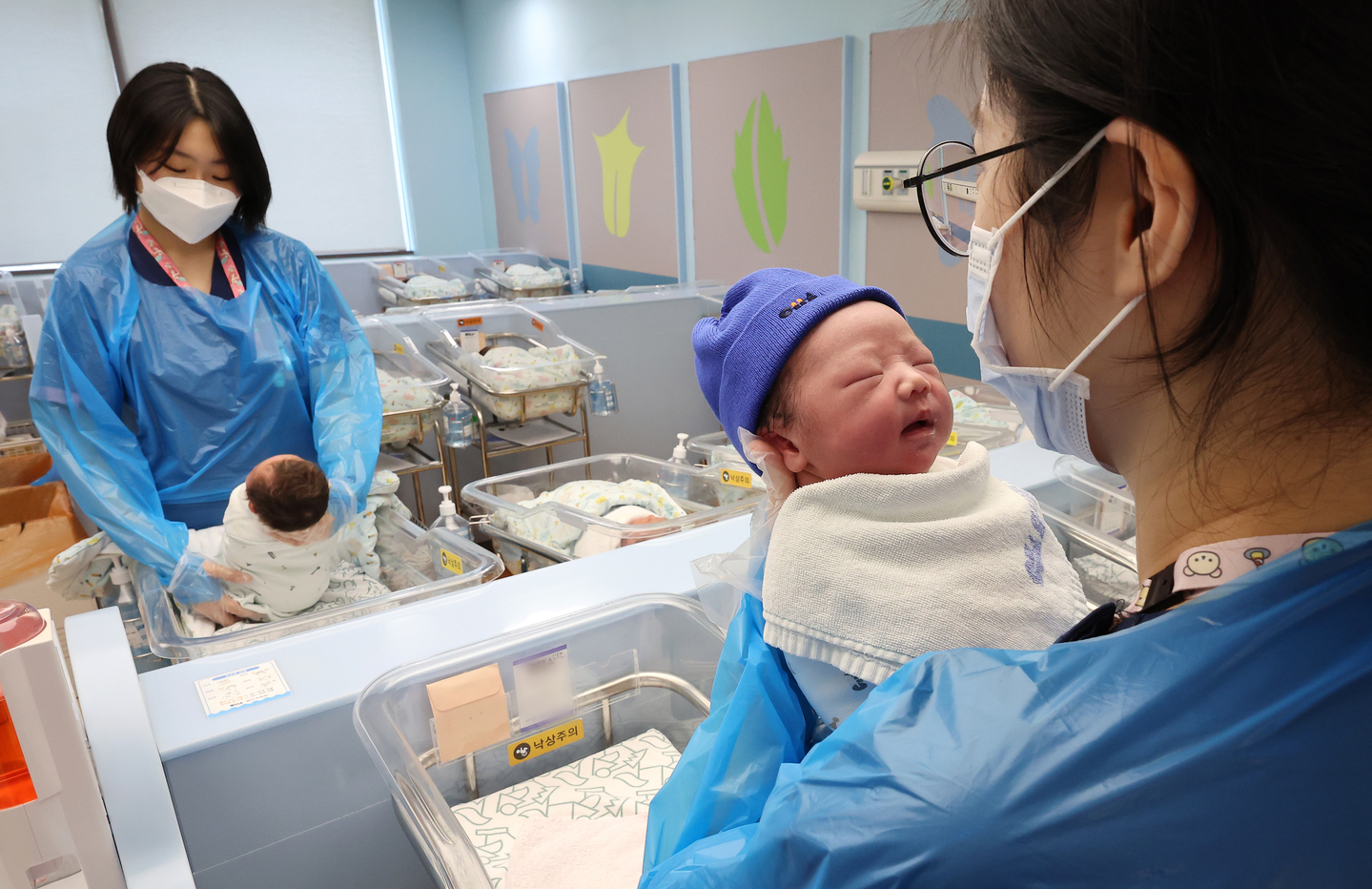 Nurses look after newborn babies at a hospital in Goyang, Gyeonggi, on March 26. [YONHAP]