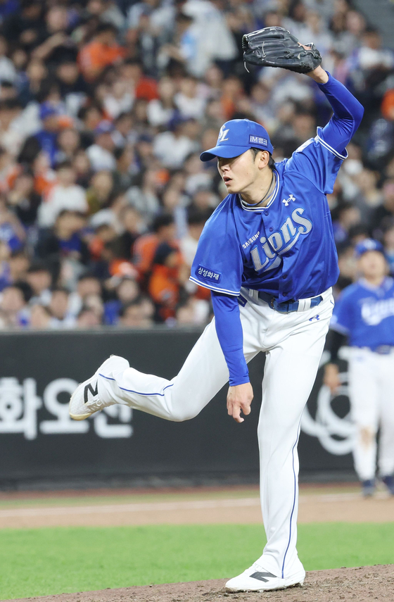 Miyaji Yura of the Samsung Lions pitches during a KBO League game with the Hanwha Eagles in Daejeon on April 16. [NEWS1]