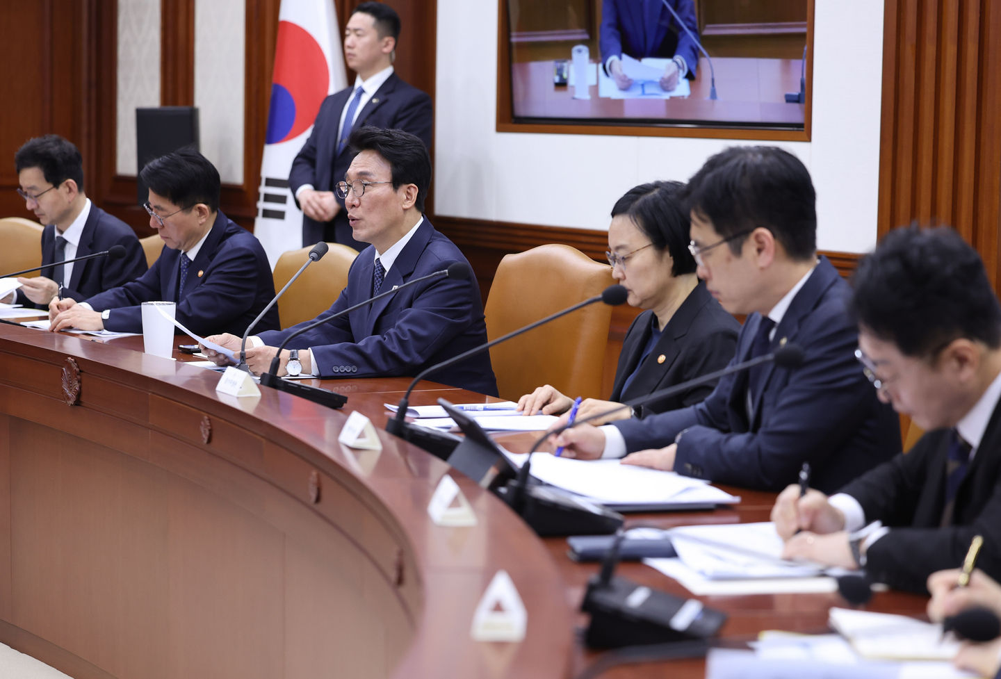 Prime Minister Kim Min-seok, third from left, attends a meeting of the emergency economic headquarters at the government complex in Seoul on April 22 to discuss the government's response to the Middle East crisis. [YONHAP] 