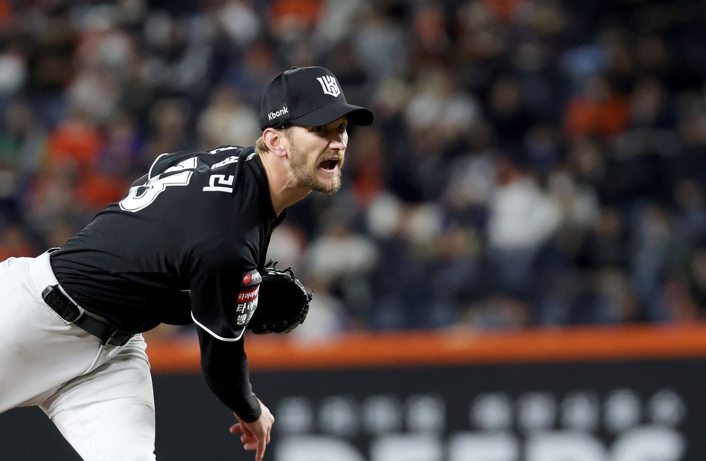 KT Wiz’s Caleb Boushley delivers a pitch as the starting pitcher during a KBO League game against the Hanwha Eagles in Daejeon on March 31. [NEWS1]