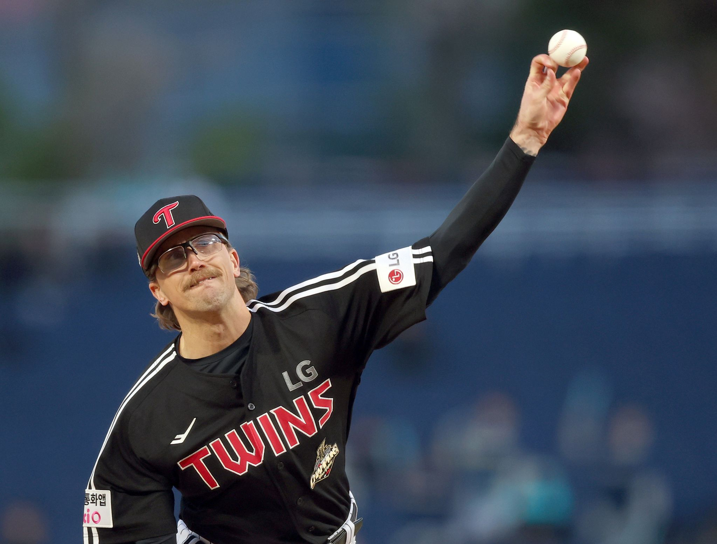 Lachlan Wells of the LG Twins during a KBO League game with NC Dinos in Changwon, South Gyeongsang, on April 8 [YONHAP] 