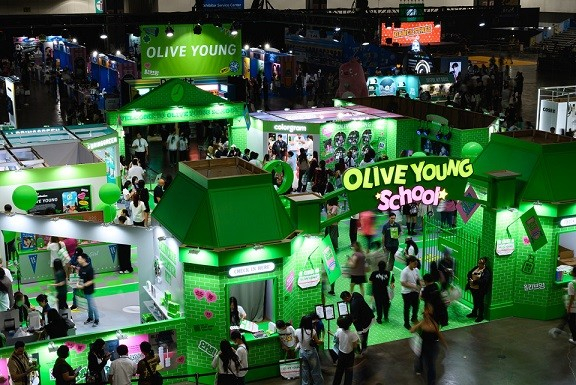 Visitors crowd the Olive Young booth at “KCON LA 2025,” the world’s largest K-pop fan and artist festival held in Los Angeles from Aug. 1 to 3. [YONHAP]