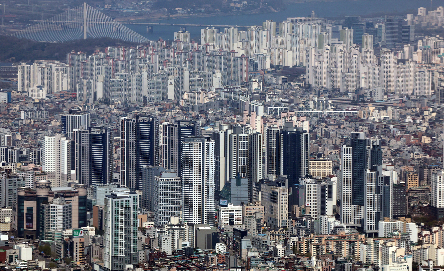 View of apartments in Seoul from Lotte World Tower in Songpa District, southern Seoul, on April 8. [NEWS1]