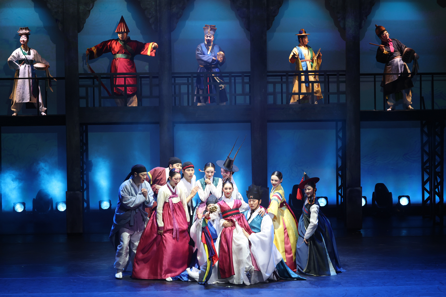 Cast members perform a scene during a press call for the traditional folk theater production “Gwangdae” at the National Jeongdong Theater in Jung District, Seoul, on April 3. [YONHAP]
