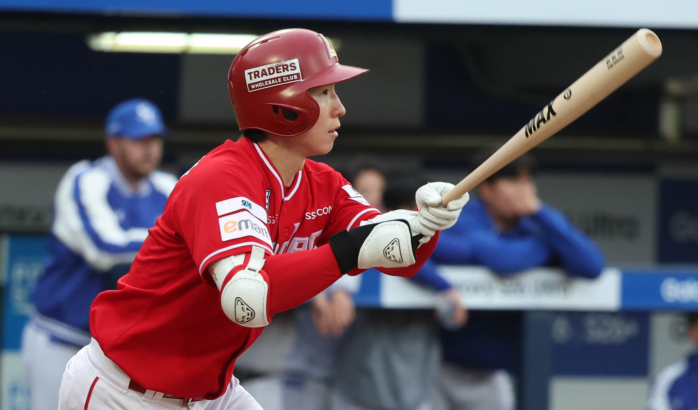 Park Seong-han of the SSG Landers hits a single against the Samsung Lions during the clubs' KBO regular-season game at Daegu Samsung Lions Park in the southeastern city of Daegu on April 21. [YONHAP] 