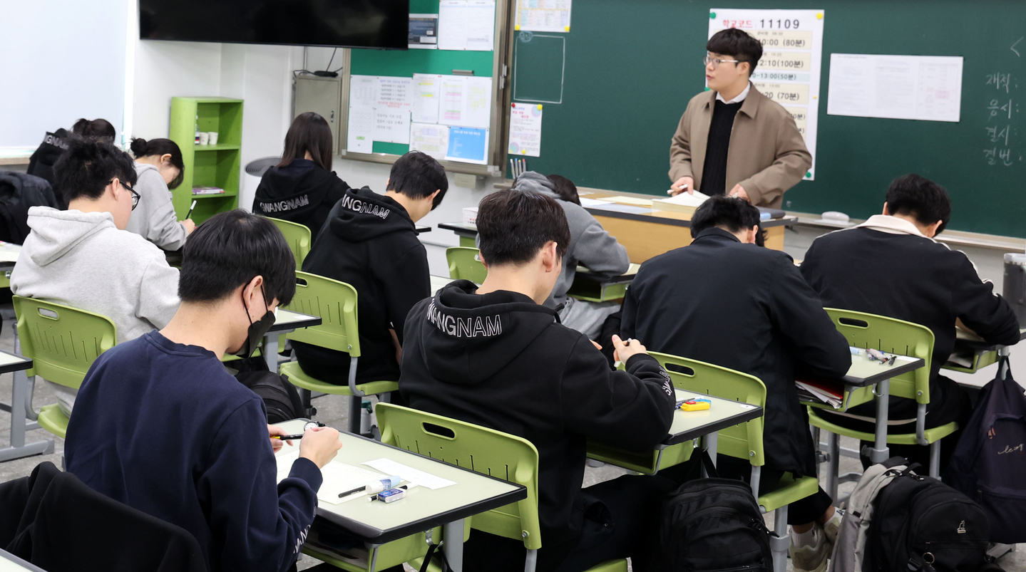 High school students take a statewide mock exam at a school in eastern Seoul in March 2025. [JOINT PRESS CORPS]