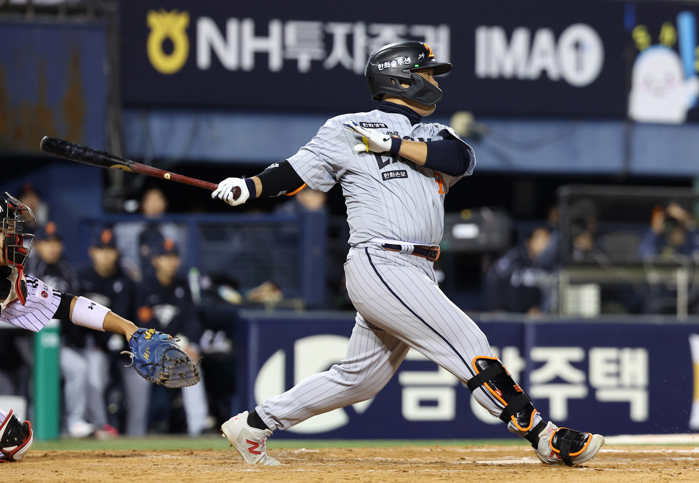 Hanwha Eagles’ Kang Baek-ho hits against the LG Twins in a 2026 Shinhan SOL KBO League game at Jamsil Baseball Stadium in Songpa District, southern Seoul, on April 21. [NEWS1]
