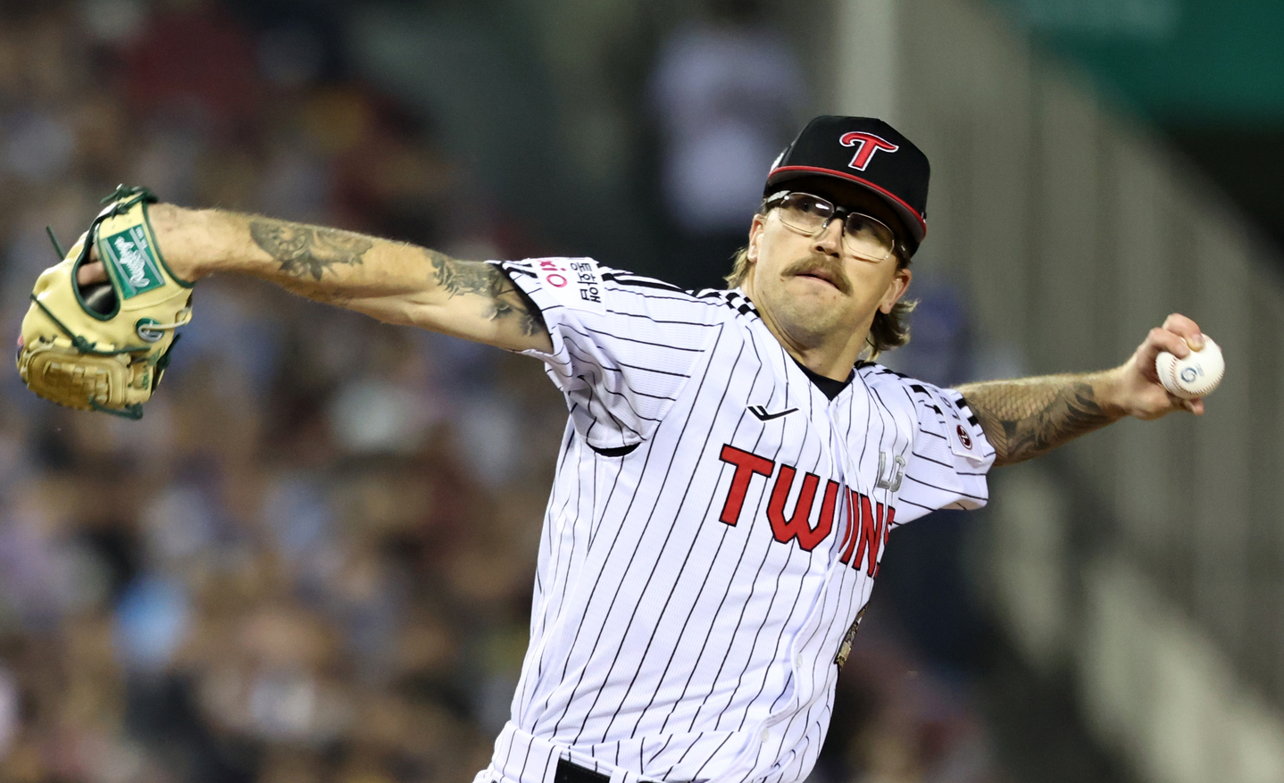 LG Twins’ Lachlan Wells pitches during a game against the Lotte Giants at Jamsil Baseball Stadium in Songpa District, southern Seoul, on April 15. [NEWS1]