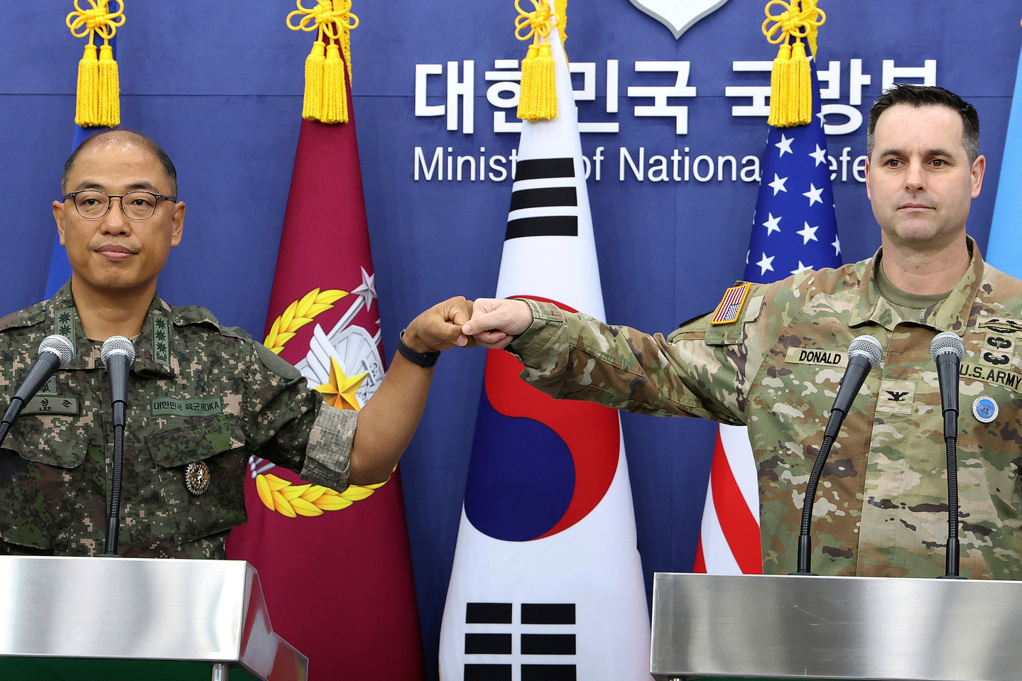 Col. Lee Sung-jun, left, public affairs director of Korea's Joint Chiefs of Staff and Col. Ryan Donald, public affairs director of the United Nations Command, Combined Forces Command and United States Forces Korea attend a press briefing of Ulchi Freedom Shield 2025 exercise at the Defense Ministry in Seoul on Aug. 7, 2025. [AP/YONHAP]