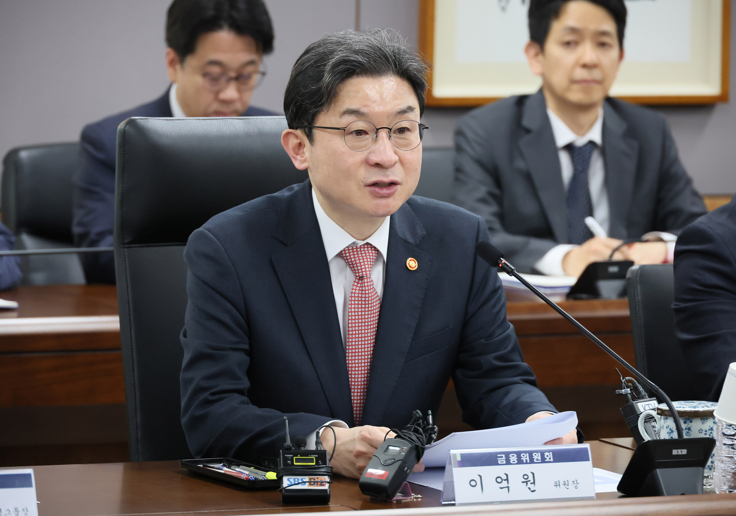 Financial Services Commission Chairman Lee Eog-weon speaks at a meeting between industry and financial sector officials on steel-related industries in Jongno District, central Seoul, on April 17. [YONHAP]
