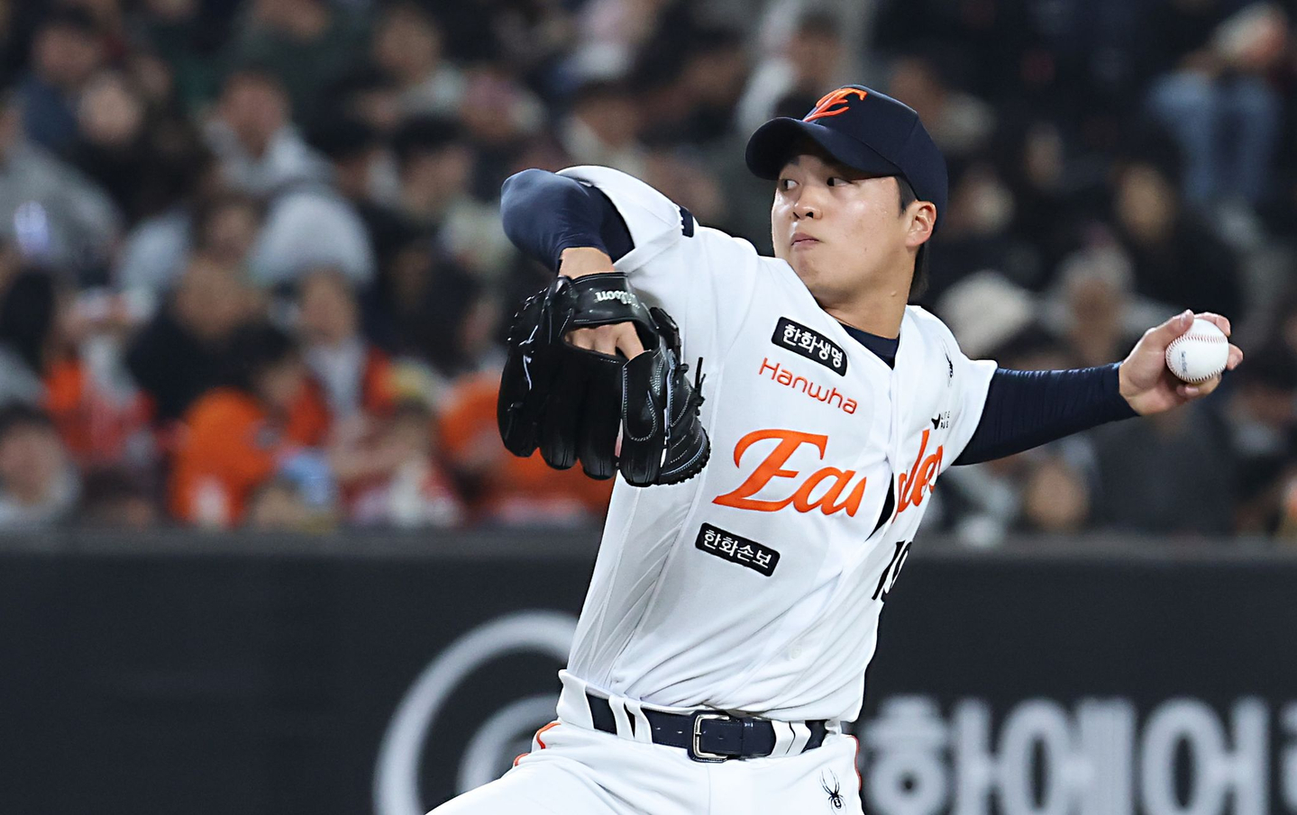 Wang Yan-cheng of the Hanwha Eagles pitches during a preseason exhibition game with NC Dinos in Daejeon on March 23. [NEWS1] 