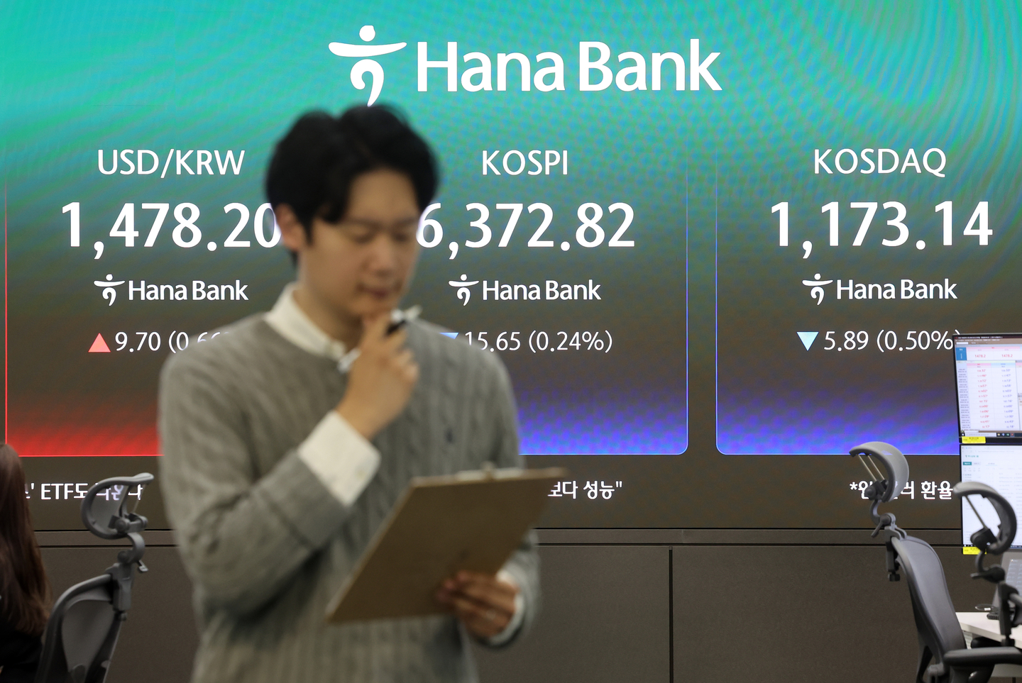 A screen in Hana Bank's trading room in central Seoul shows the Kospi opening on April 22. [YONHAP]