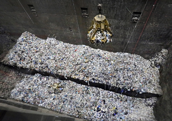 A claw picks up trash at a bunker located at the Mapo Resource Recovery Plant in western Seoul on Feb. 4. [PARK SANG-MOON]