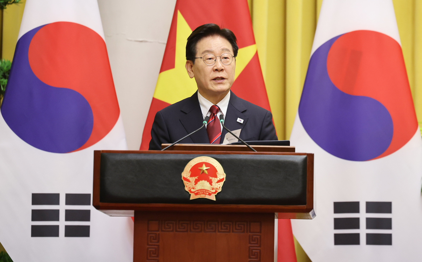 President Lee Jae Myung speaks during a joint press conference between Korea and Vietnam at the Presidential Palace in Hanoi on April 22. [NEWS1] 