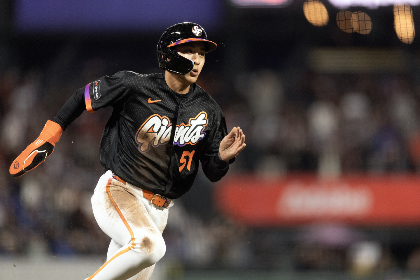 Lee Jung-hoo of the San Francisco Giants runs the bases during a MLB regular-season game against the Los Angeles Dodgers at Oracle Park in San Francisco on April 21. [YONHAP] 
