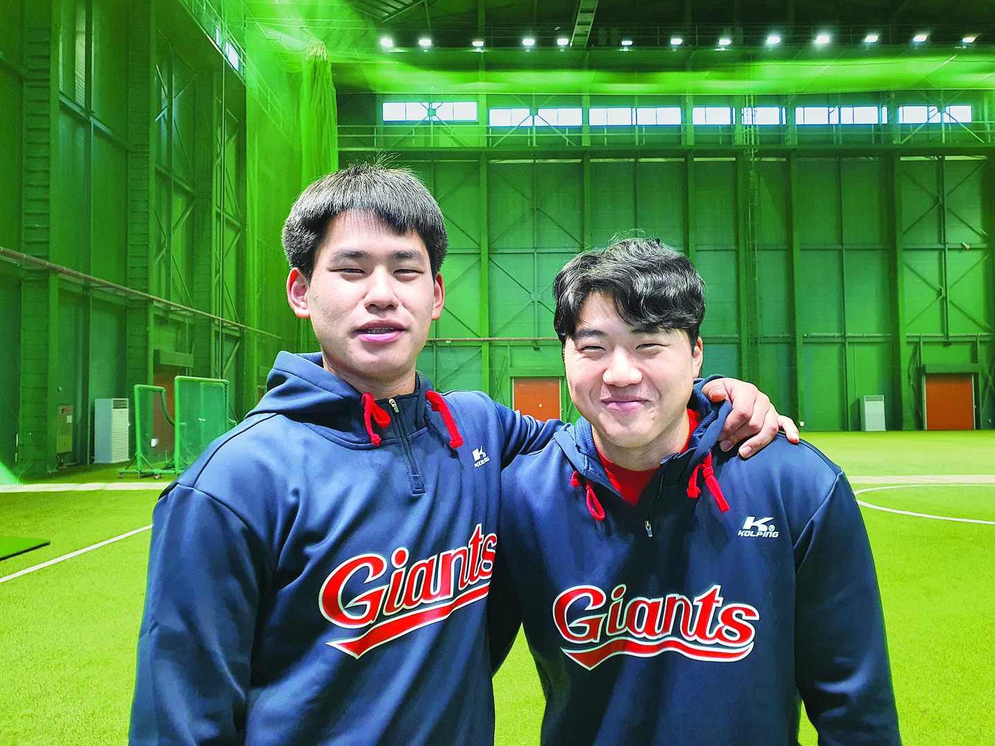 Lotte Giants' players Kim Jin-uk, left, and Son Seoung-bin [YONHAP]