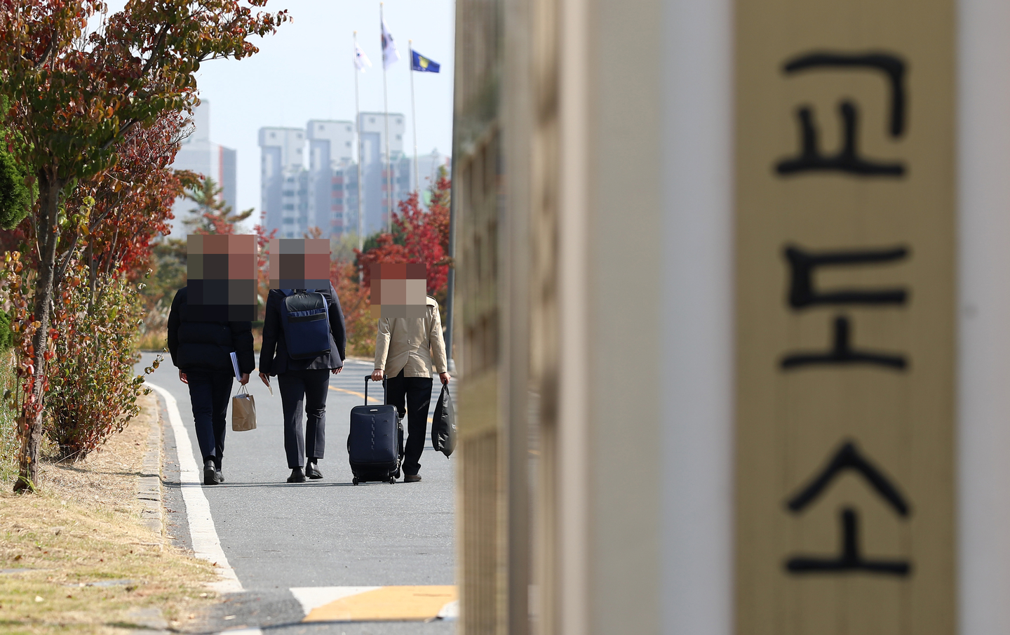 People walk by the Daejeon Correctional Institution in Daejeon on Oct. 26, 2020. [NEWS1] 