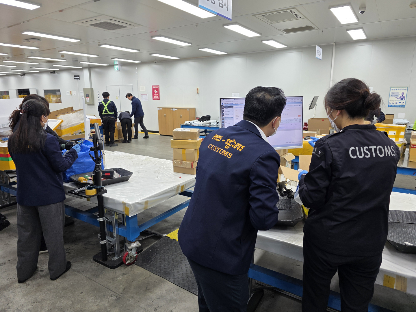 Customs authorities examine packages [KOREA CUSTOMS SERVICE] 
