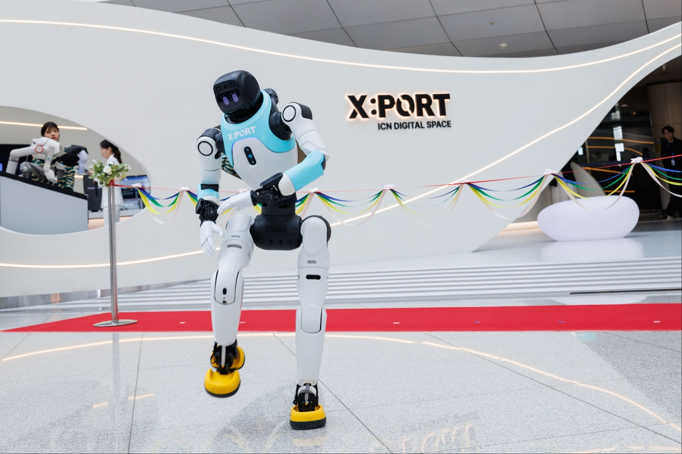 A robot dances in the middle of X:Port ICN Digital Space, opened by the Incheon International Airport Corporation on April 23 in the transportation center of the airport's Terminal 1. The corporation said visitors can experience future technologies and AI-based interactive content in the space. [INCHEON INTERNATIONAL AIRPORT CORPORATION]