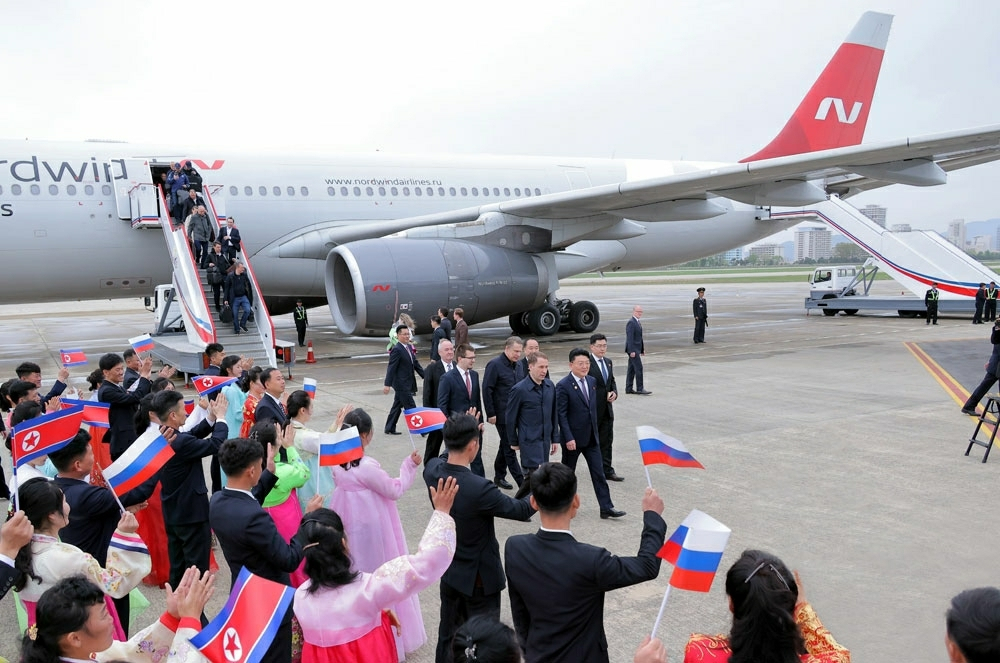 A Russian delegation arrives at the Wonsan Kalma Airport in North Korea on April 22, as reported by North Korea's Rodong Sinmun on April 23. [NEWS1] 